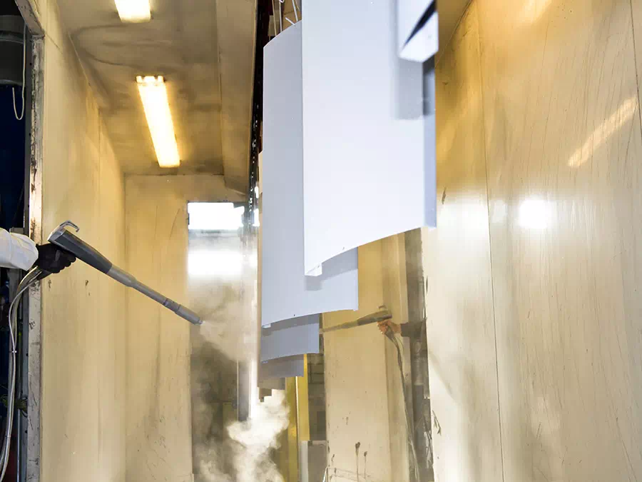 Addetto svolge trattamento superficiale lamiere verniciatura Mantova