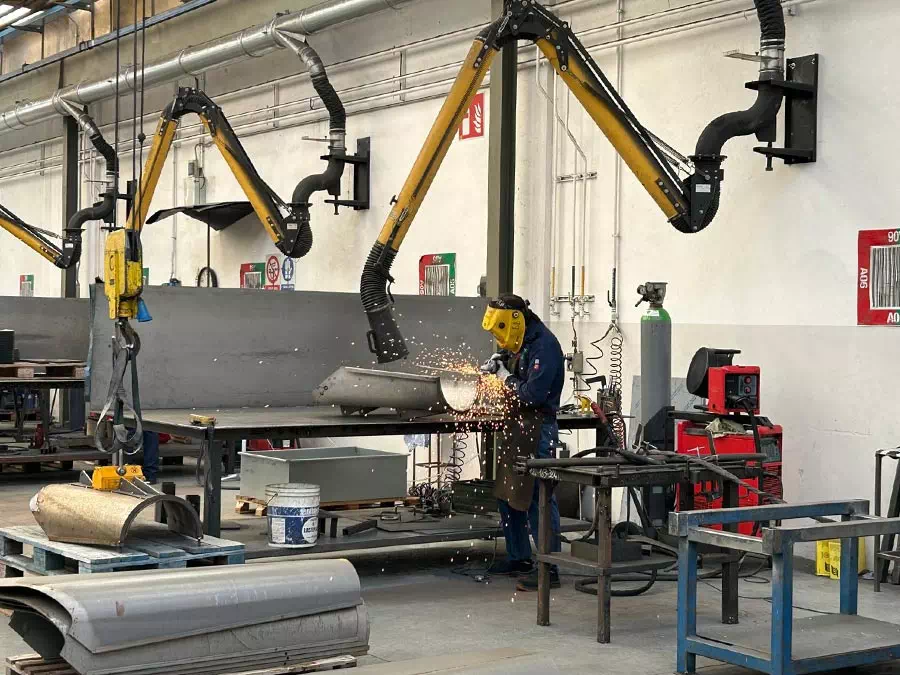 Artigiano nel reparto di fresatura del parco macchine per lavorazioni di carpenteria metallica Verona