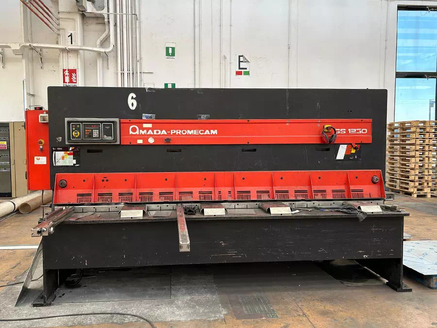 Cesoia a ghigliottina idraulica Promecam GS 1230 all’interno del parco macchine Mantova