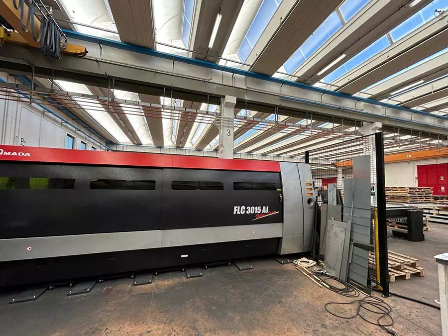 Laser in fibra FLC 3015 per costruzioni metalliche in conto terzi nel parco macchine Verona