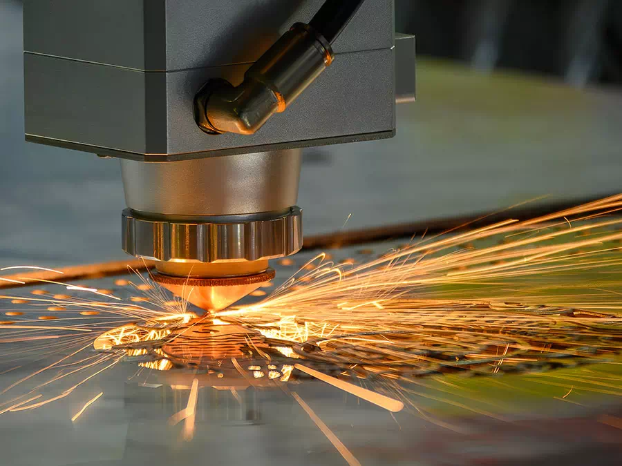 Macchinario per taglio laser in fibra taglia una lamiera Verona