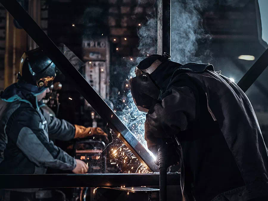 Operai si occupano di lavorazioni su costruzioni metalliche Mantova