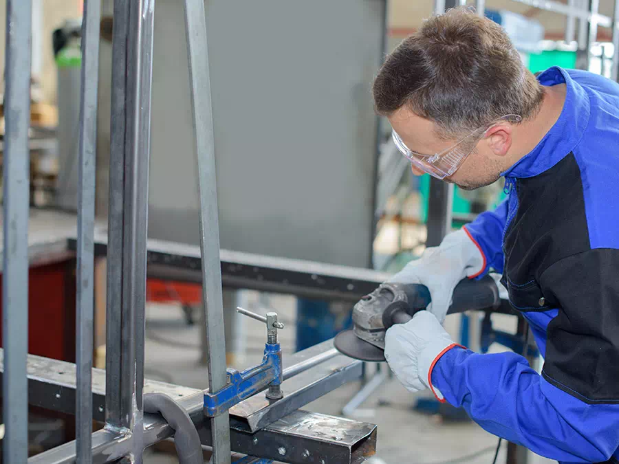 Operaio fa trattamento superficiale di lucidatura ad un componente di metallo Mantova