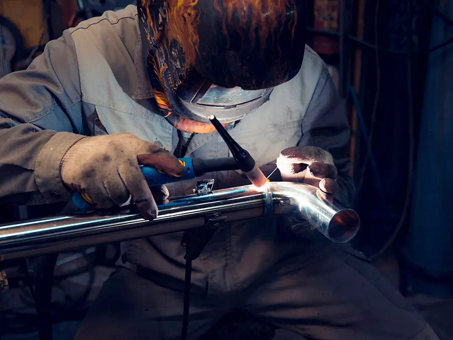 Operaio usa strumenti per saldatura TIG su tubo metallico Verona