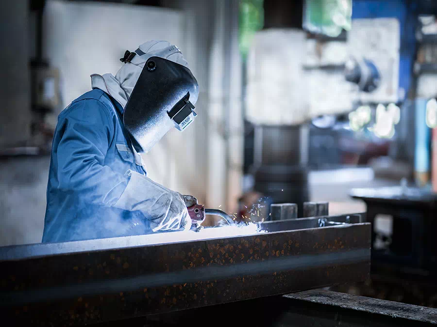 Operaio utilizza tecnica di saldatura a filo per assemblare componenti metallici Brescia