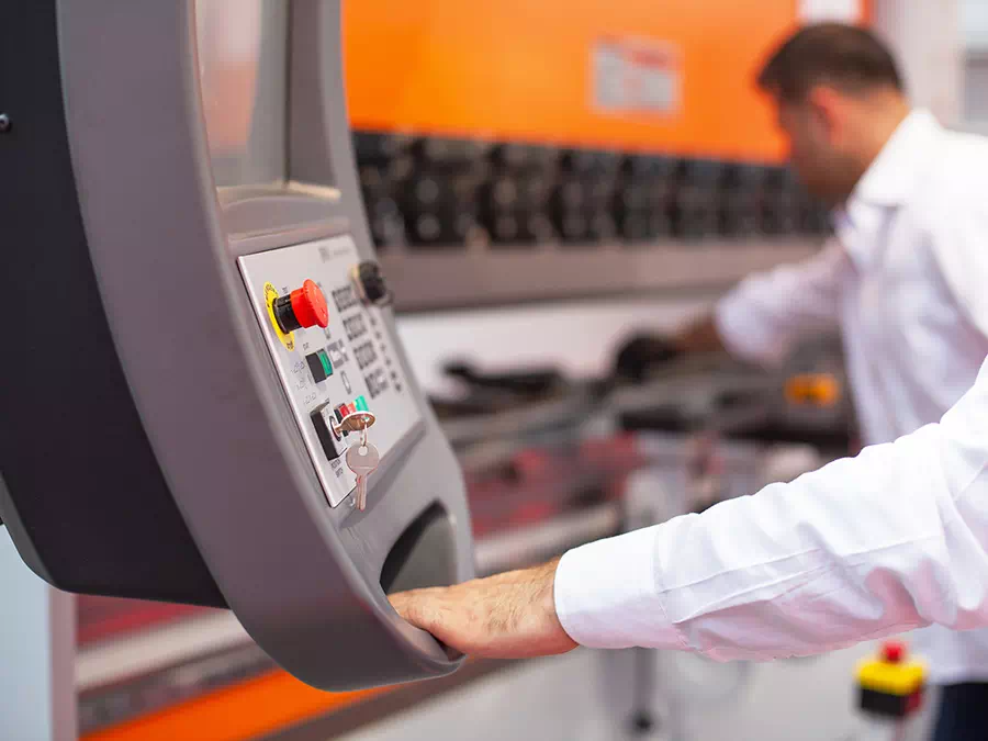 Operatore usa macchinario CNC Verona