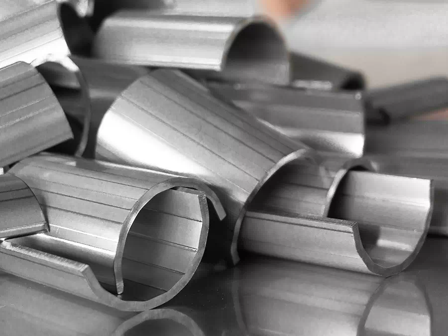 Piccoli pezzi di metallo leggermente curvati Brescia