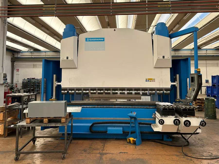 Piegatrice Gasparini PSG 2000 per lavorazioni di carpenteria metallica nel parco macchine Mantova