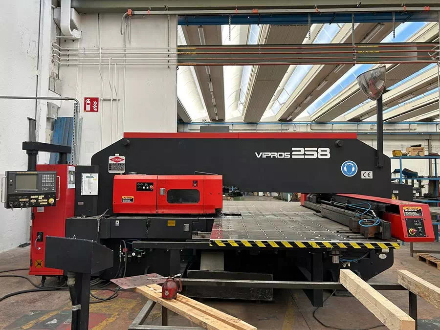 Punzonatrice Vipros 258 per costruzioni di carpenteria metallica leggera Verona