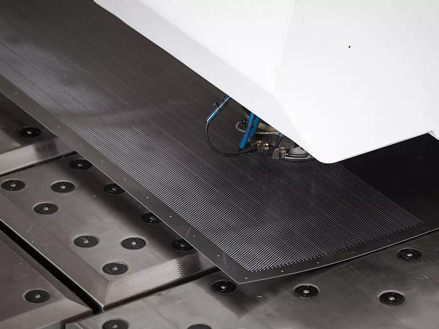 Punzonatrice bianca fora una lamiera Mantova