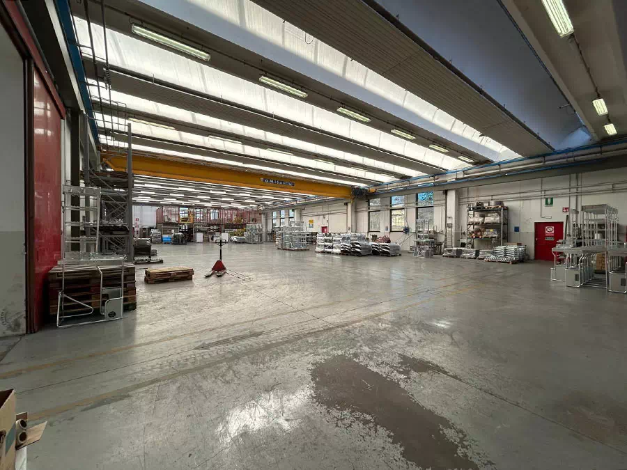 Sezione di stoccaggio dei materiali di carpenteria metallica in RF Carpenteria Srl Solferino