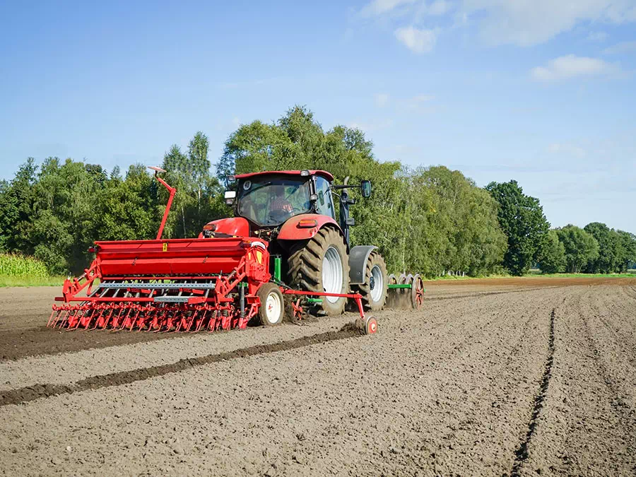 Macchina agricola seminatrice dopo produzione e sostituzione di componente Brescia